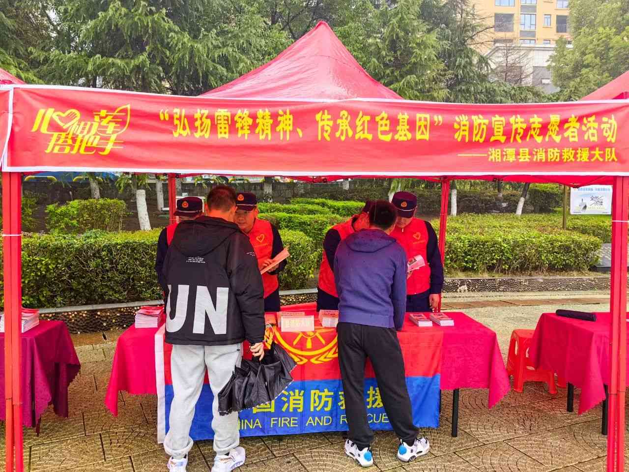 图为大队开展传承红色基因志愿者服务活动（单位供图）
