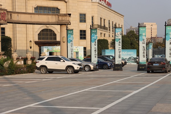 新劃的停車位上車輛規范停放（單位供圖）