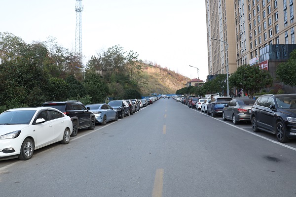 整治后的和諧路車輛整齊、交通順暢（單位供圖）