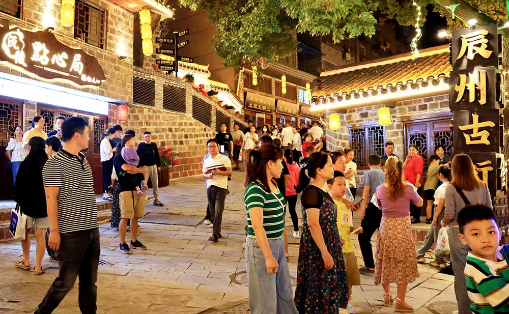 夜游辰州古街。邓浩然 摄影