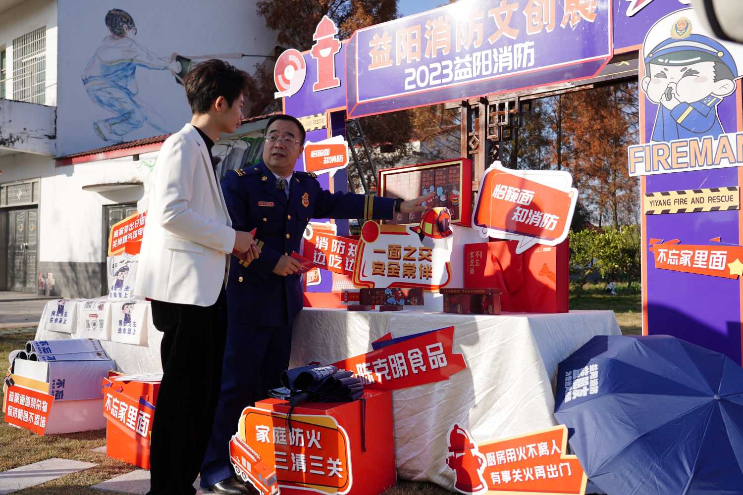 伍秋生正在讲解消防主题文创产品（单位供图）