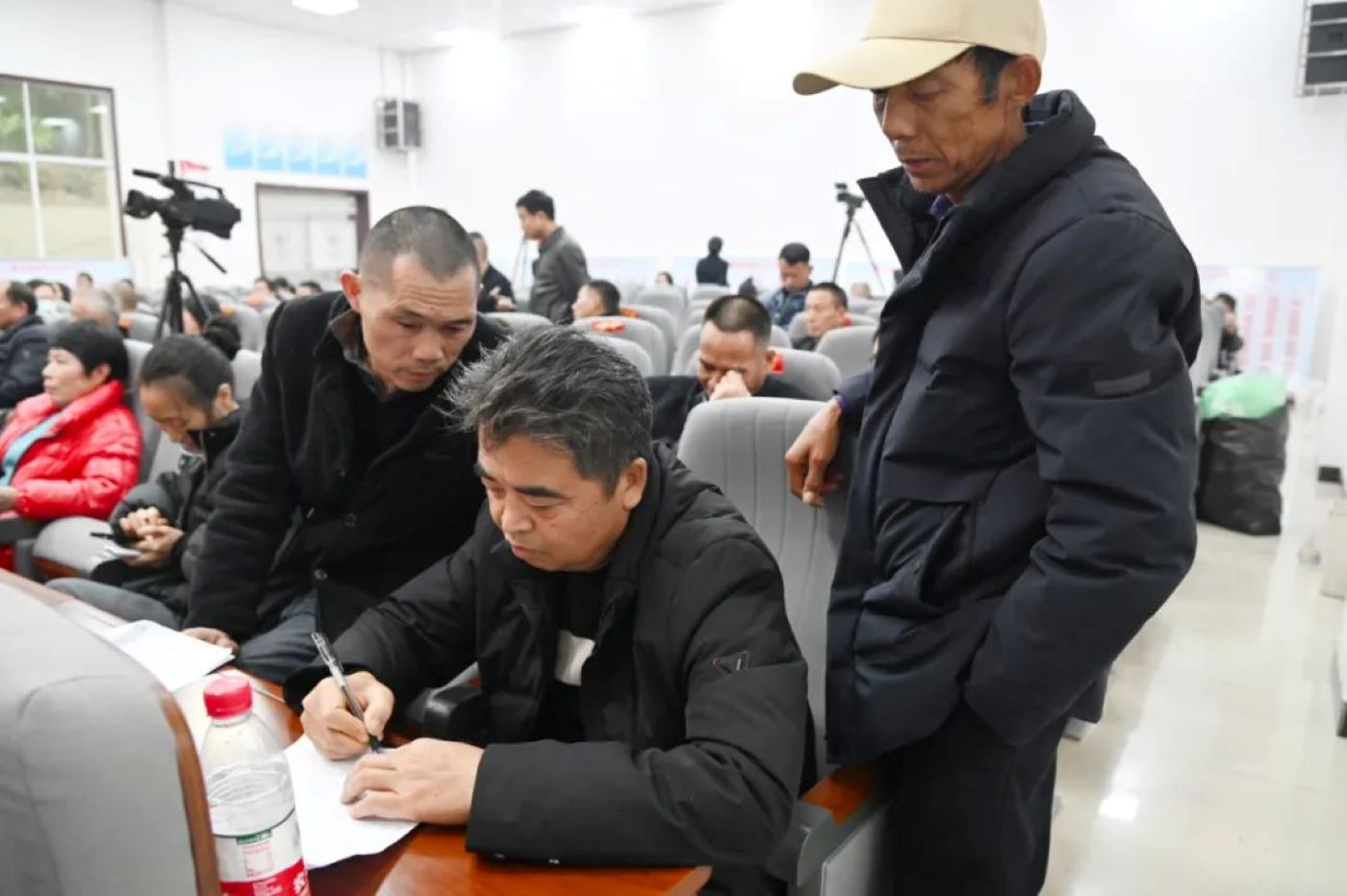 安置群众认真记录。单位供图