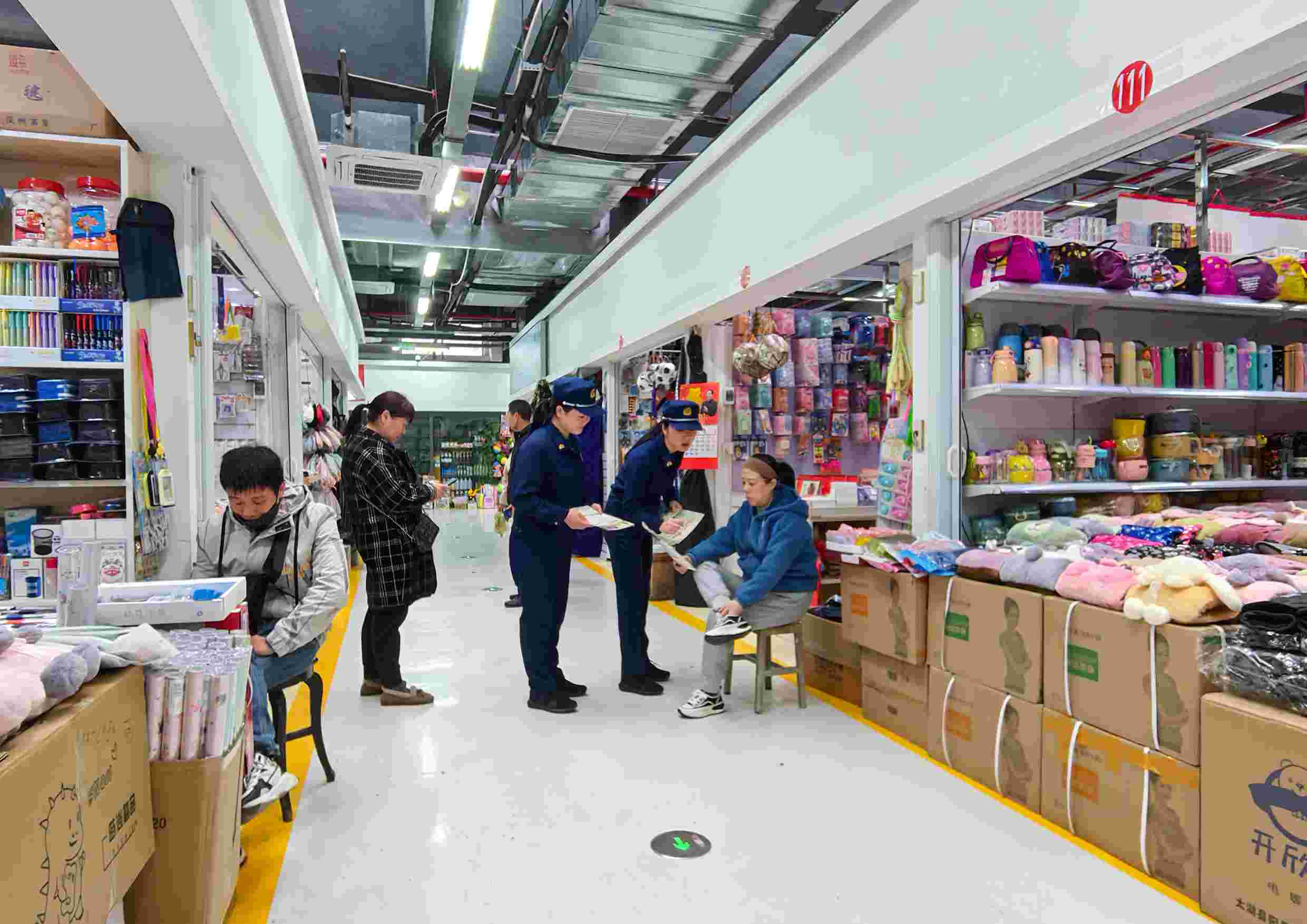 图为市场群内部整改后场景（单位供图）