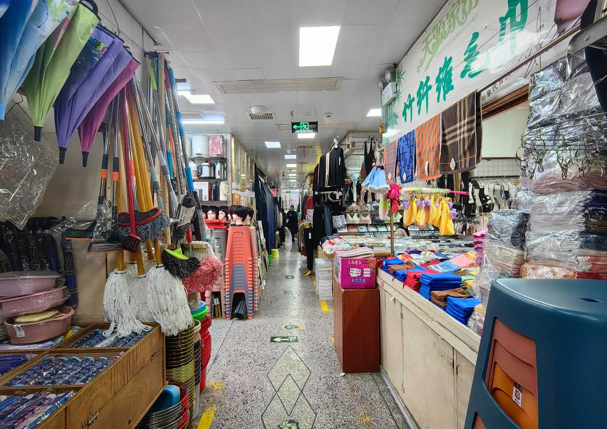 图为市场群内部整改前场景（单位供图）