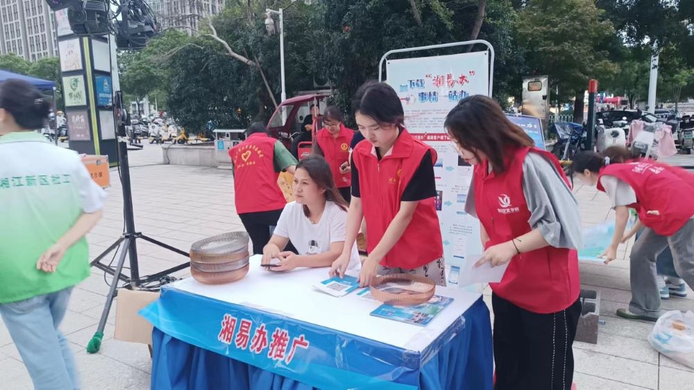 志願者現場發放相關海報和宣傳手冊。單位供圖