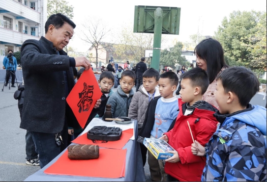 非遗传承人现场拓印福字滩头年画。（单位供图）