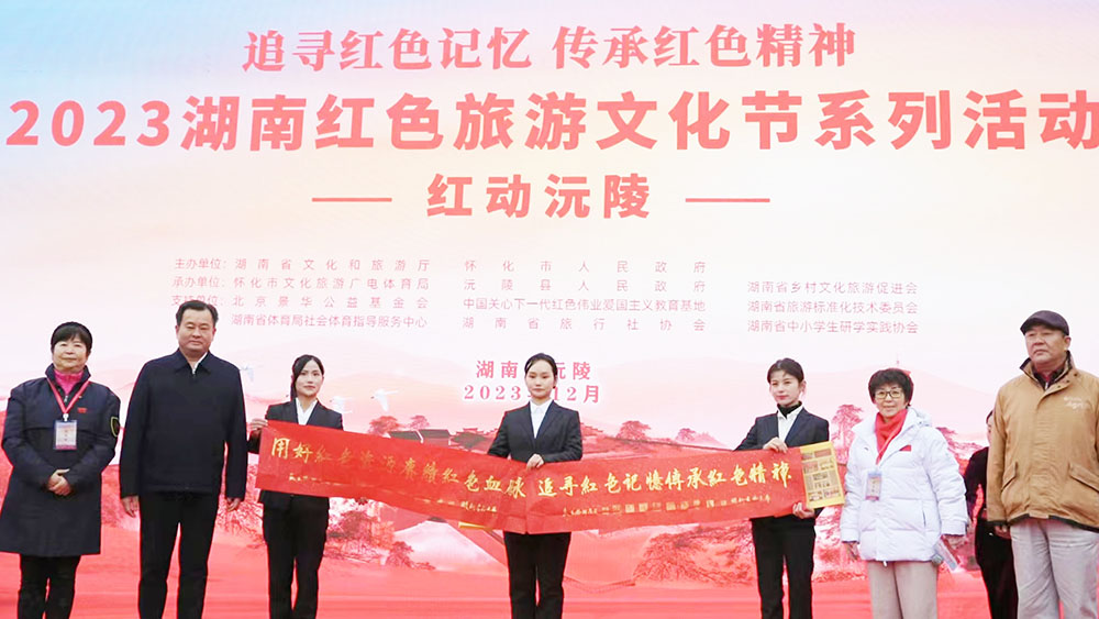 捐赠书籍。向伊凡摄
