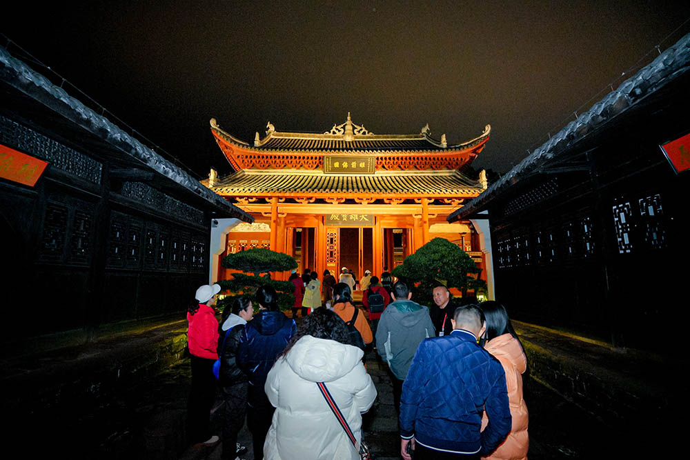 参观龙兴讲寺。单位供图