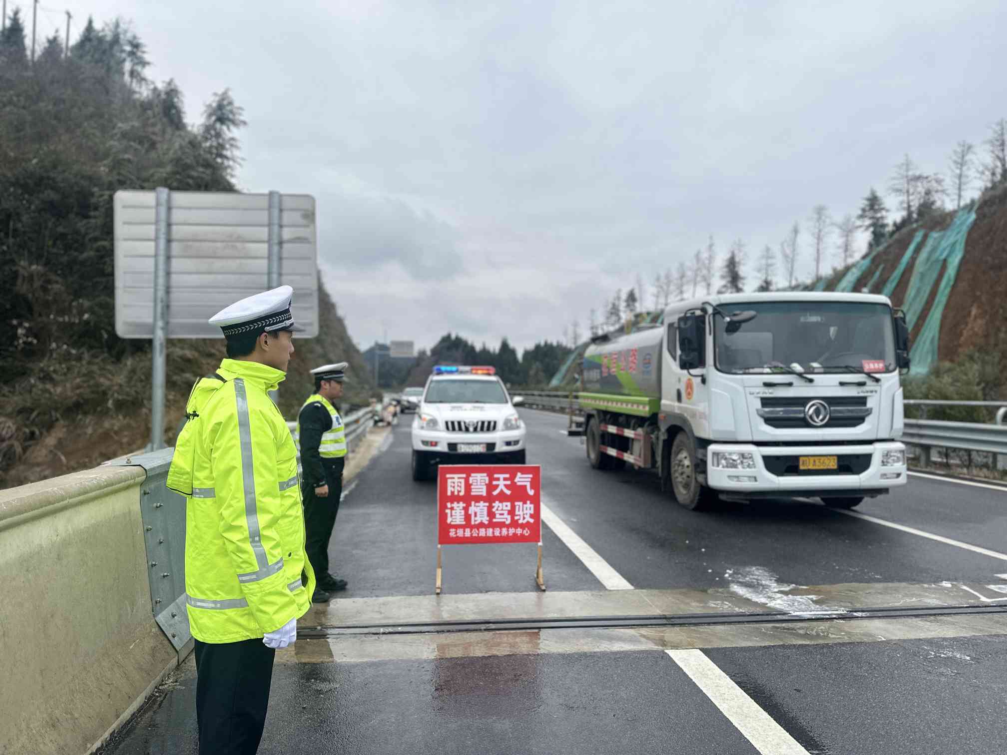 值班執勤人員全員上崗增援一線(單位供圖）