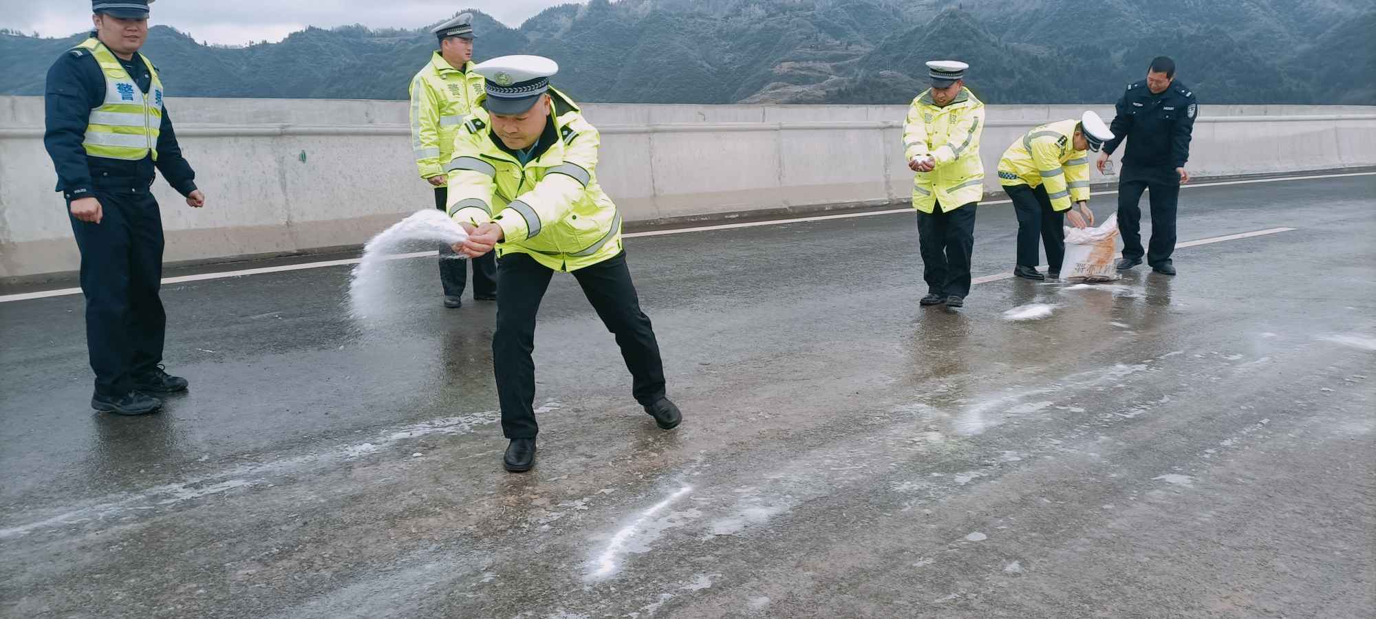 执勤人员撒盐除冰，快速恢复交通。（单位供图）