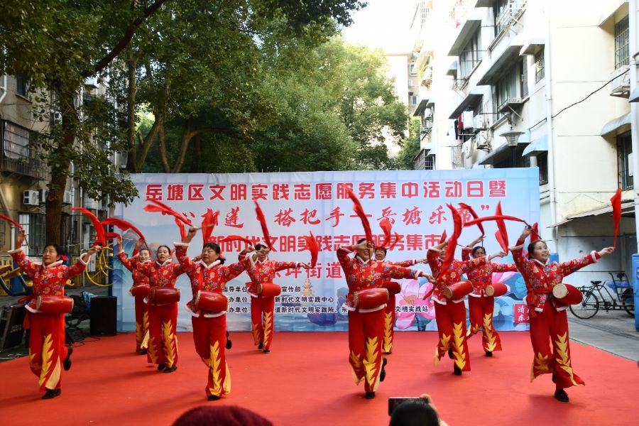 岳塘区文明实践志愿服务集中活动日暨“心相莲•搭把手——岳塘乐帮”志愿服务集市活动。单位供图