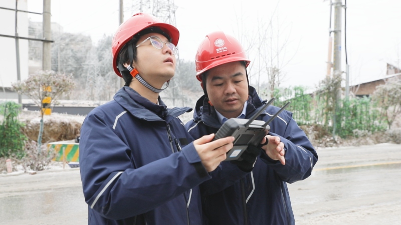 帶電除冰機器人成功為配電線路除冰。受訪單位供圖