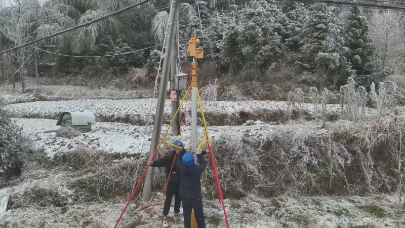 帶電除冰機器人成功為配電線路除冰。受訪單位供圖