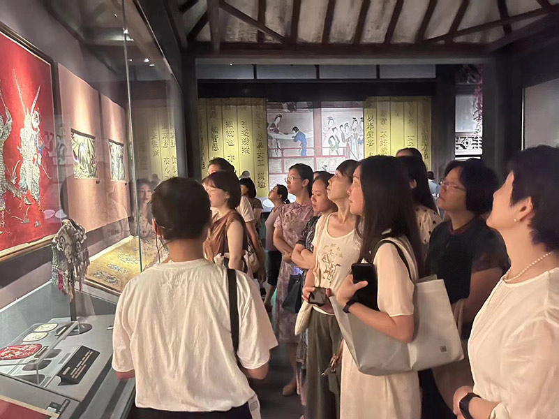 活动现场女性职工参观走访。周琼摄