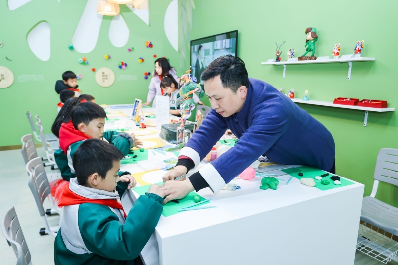 非遗传承人在教学生进行面塑制作。受访单位供图