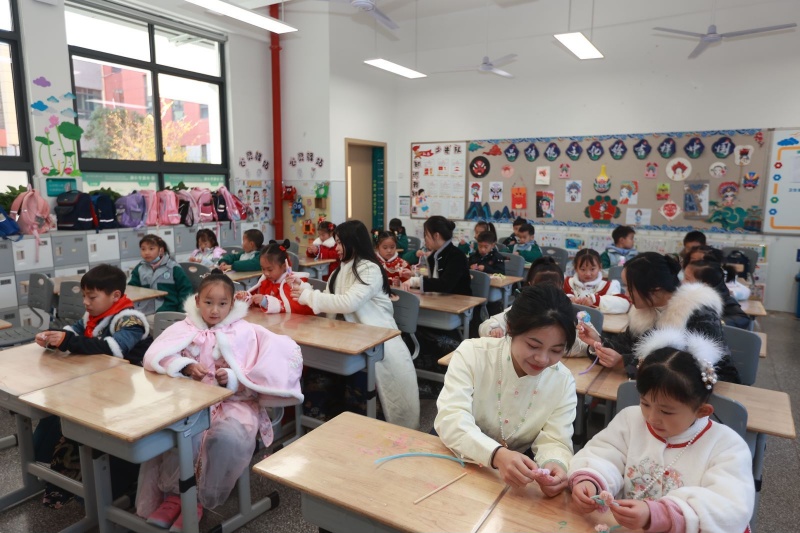 学生们在进行非遗项目体验。受访单位供图