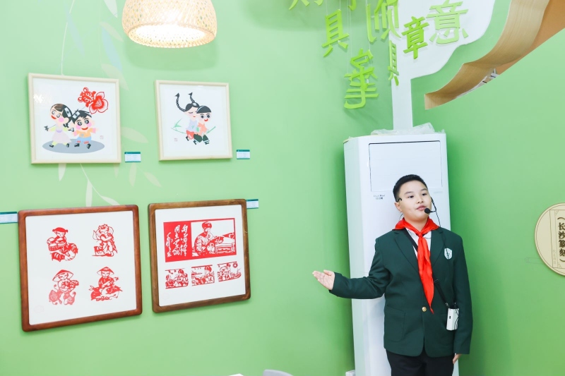 学生在介绍非遗馆内的情况。受访单位供图