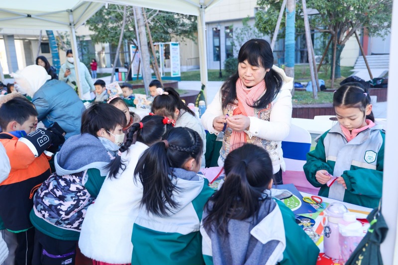 长沙剪纸区级代表性传承人罗晴正教学生进行剪纸。受访单位供图