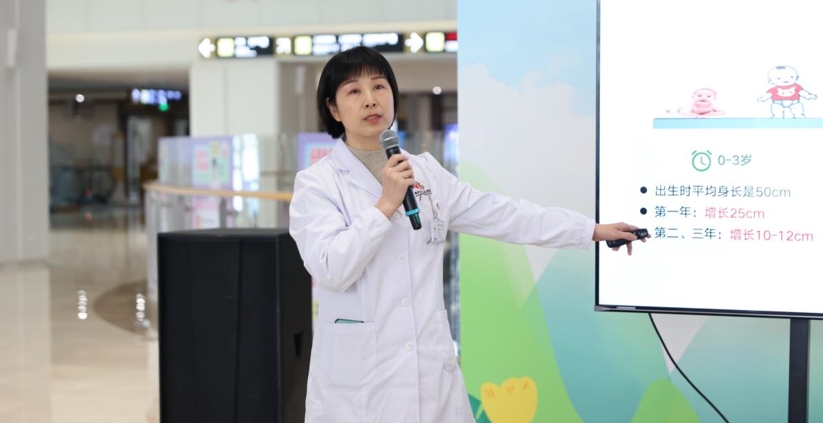 湖南妇女儿童医院儿童保健科主任谭传梅教授进行科普讲座。单位供图