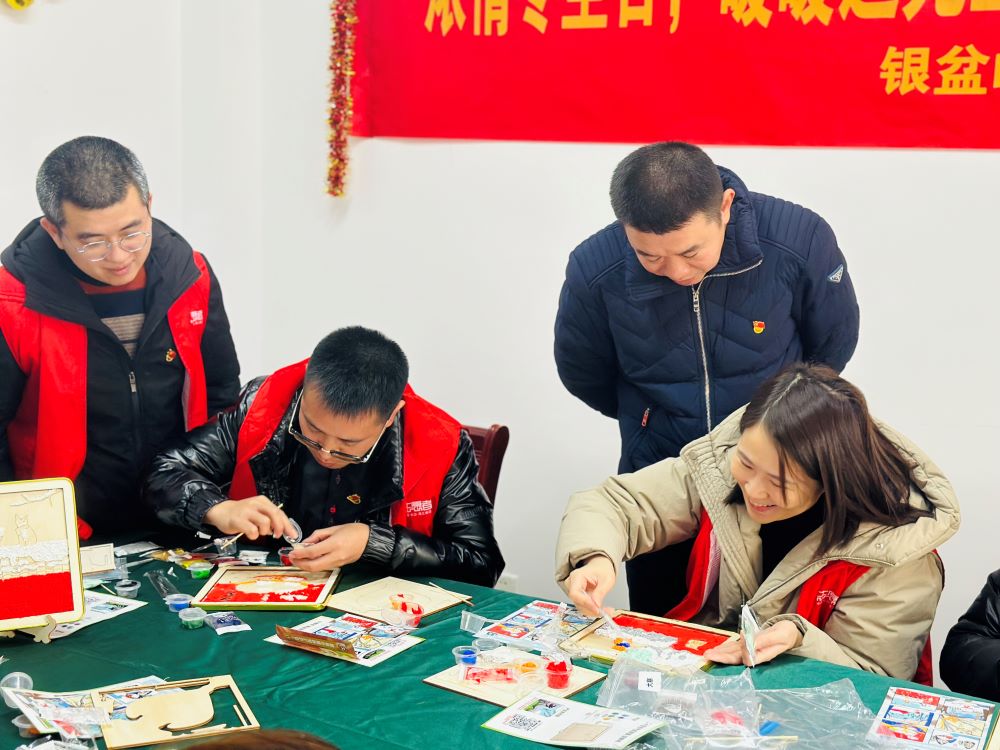 做手工纸浆画。单位供图