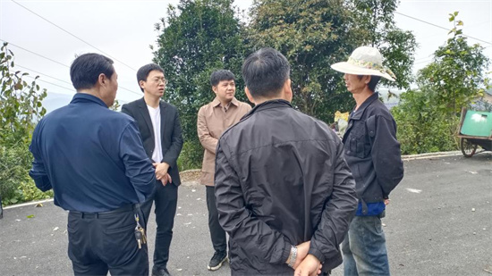 俊峰農業技術指導夏中輝（右）介紹當地農產品情況。於曉雨攝