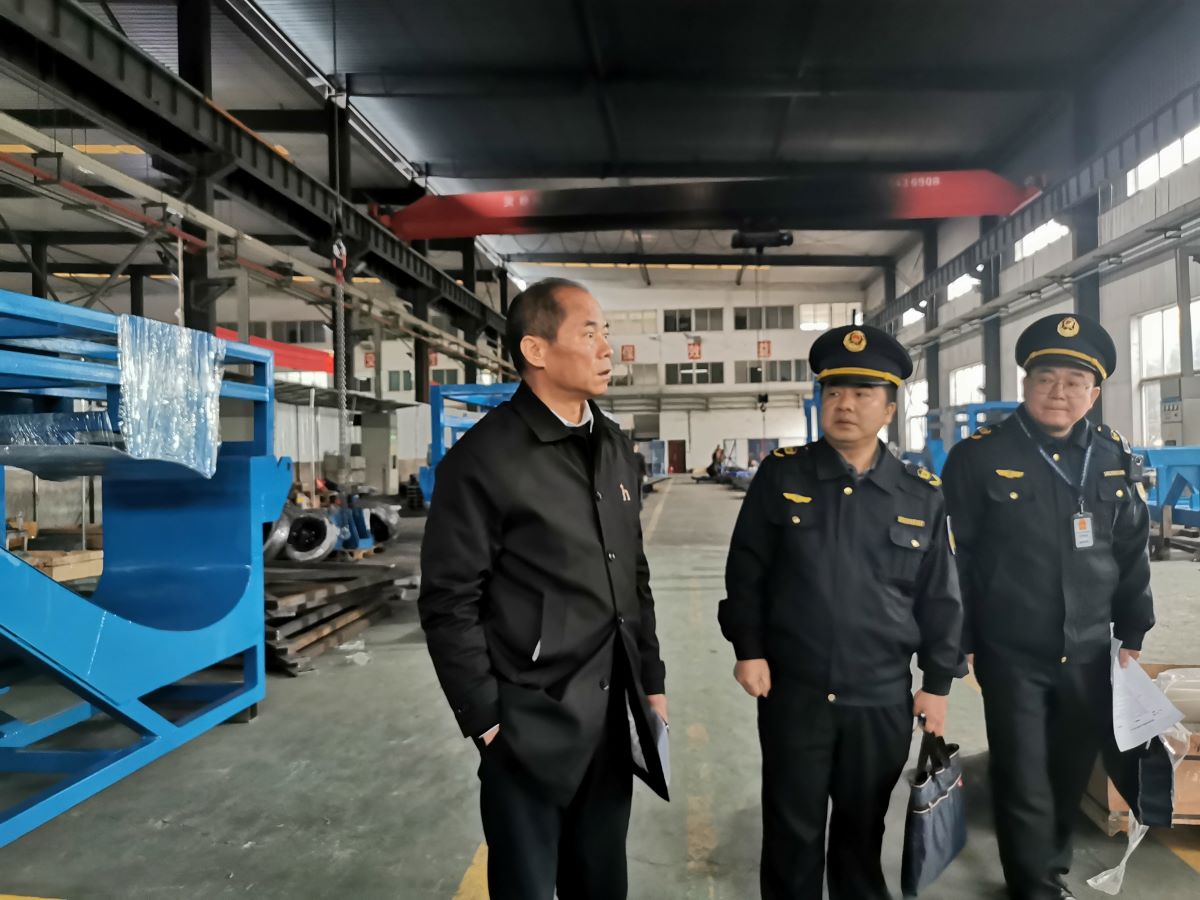12月19日，局党组副书记、副局长毛亚文带队对天元区涉群众投诉企业开展“四不两直”夜查行动。单位供图