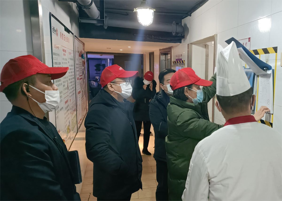 12月21日，局党组书记、局长周其伟现场检查荷塘区餐饮油烟设施运行与清洗状况。单位供图