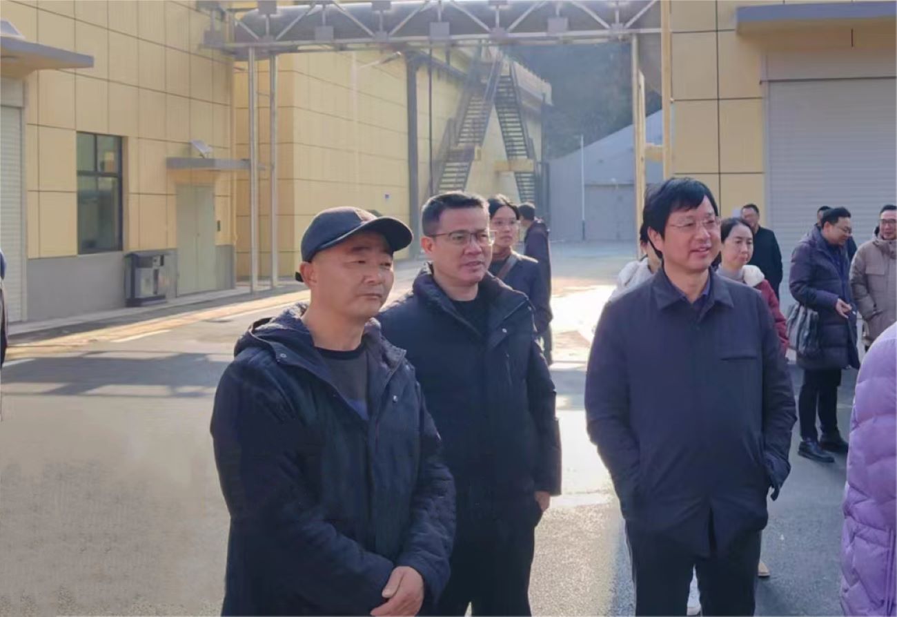 12月22日，局党组成员、副局长刘倩生在醴陵市垃圾填埋厂进行现场核查长江经济带生态环境警示片披露问题的整改销号工作。单位供图