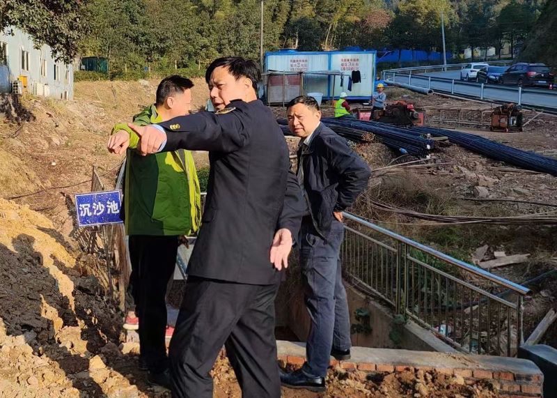 近日，局总工程师李小江以“四不两直”方式来到醴陵市垃圾填埋场进行现场调研。单位供图