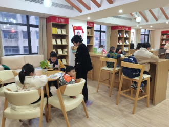 轮值的形式派出合适的兼职管理员陪伴辅导孩子们。单位供图