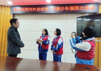 吴成杰接受小记者现场采访。单位供图