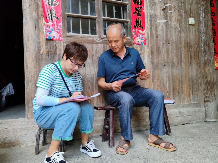 结对帮扶干部主动上门，与帮扶对象话家常。单位供图