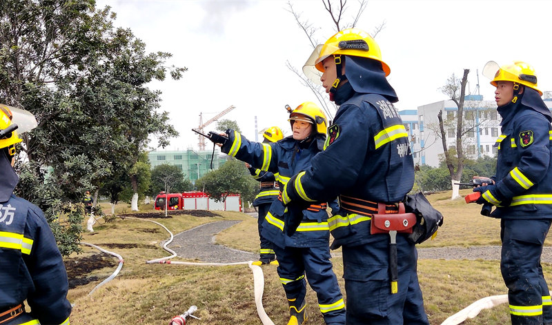 周宇坤现场指挥灭火救援。郴州消防供图