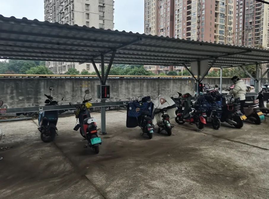 小区安装电动车充电桩。单位供图