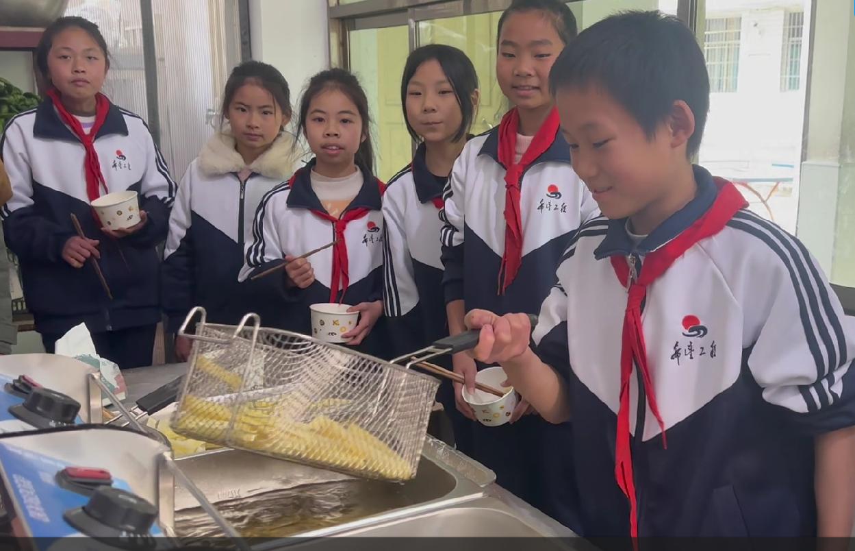 新化縣天門鄉長峰完小學生在使用土豆大變身勞動課程工具包上課。單位供圖