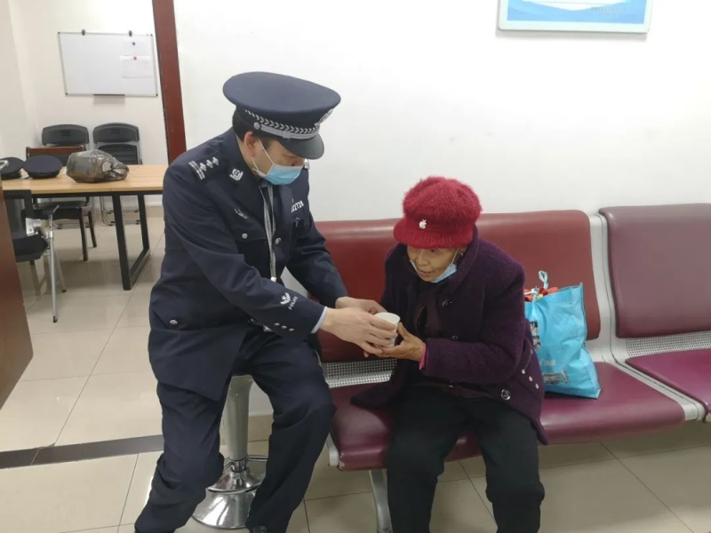民警主动帮助旅客。受访单位供图