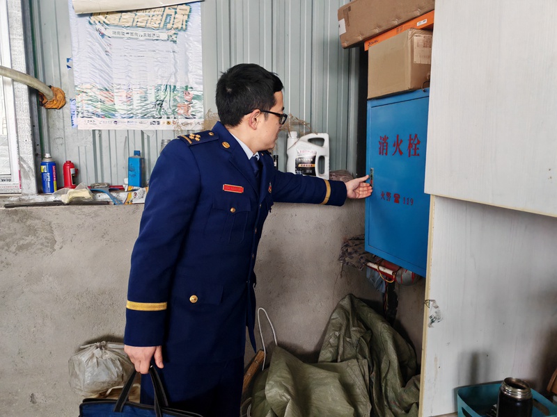 岳阳消防联合市商务局开展商场市场专项检查（单位供图）