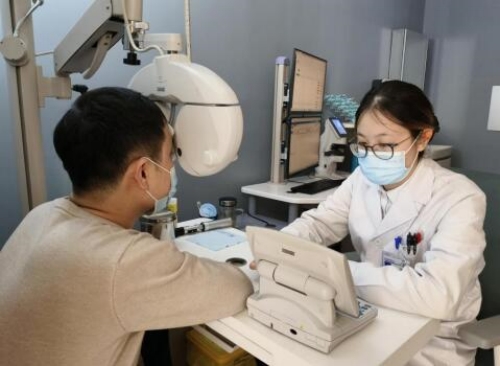 長沙愛爾眼科醫院視光專科醫生給顧客做配鏡前的視力綜合檢查。受訪單位供圖