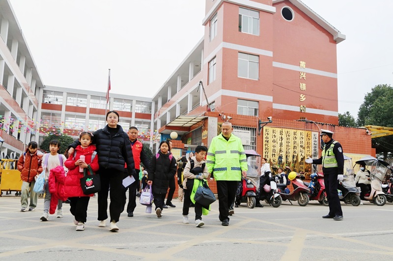 黄兴镇政府联合村、校、警三方,严格执行“护学岗”制度。陈晨 摄