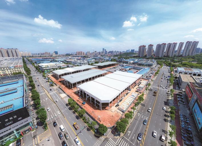 中南汽车世界新能源专区建设现场。章帝 摄