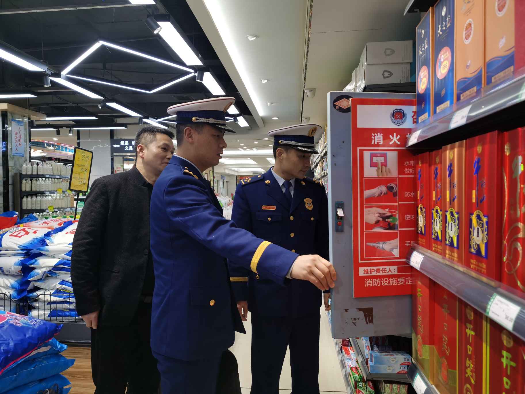 绥宁大队联合洞口大队开展消防安全重点单位集中检查（单位供图）