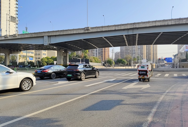 十字路口快遞電動車按規范等紅燈。受訪單位供圖