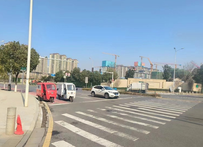 十字路口快遞電動車按指示燈行駛。受訪單位供圖