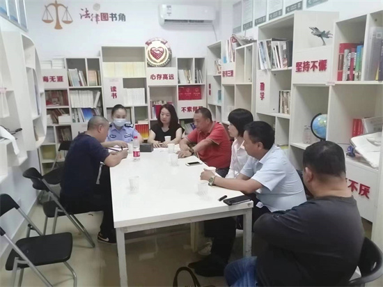 廖海梅與項目責任人、包工頭協商民工討薪問題。受訪單位供圖