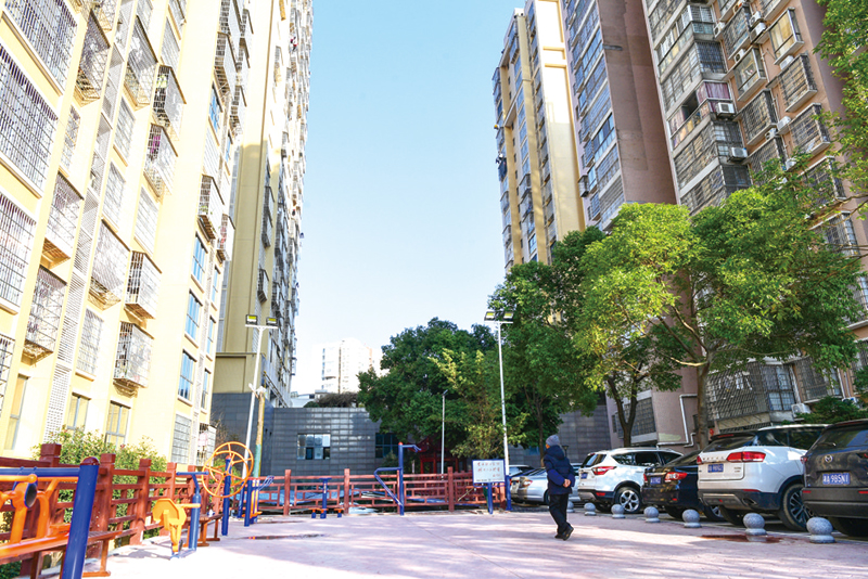 改造后的淮川街道闲庭春韵小区环境焕然一新。彭红霞摄
