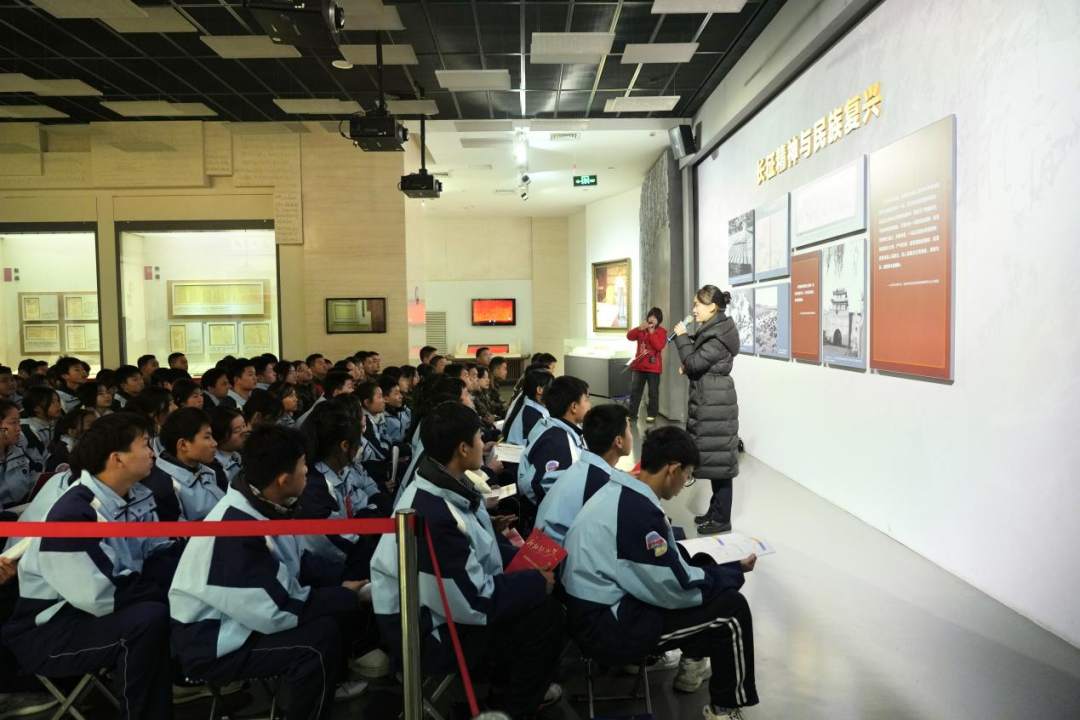 同学们在韶山毛泽东同志纪念馆开展展教结合课程。申智林摄