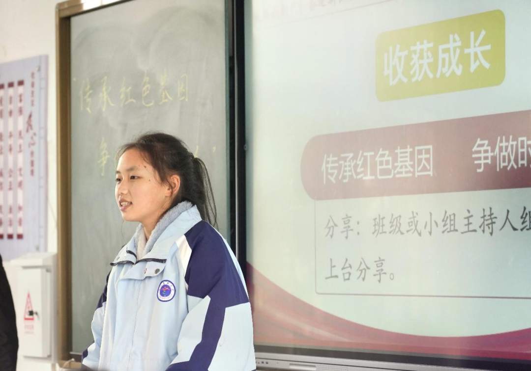 麻陽民族中學的同學們在研學班會上分享學習體會。申智林攝