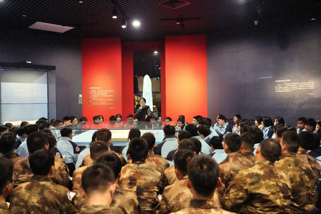 同学们在韶山毛泽东同志纪念馆开展展教结合课程。申智林摄