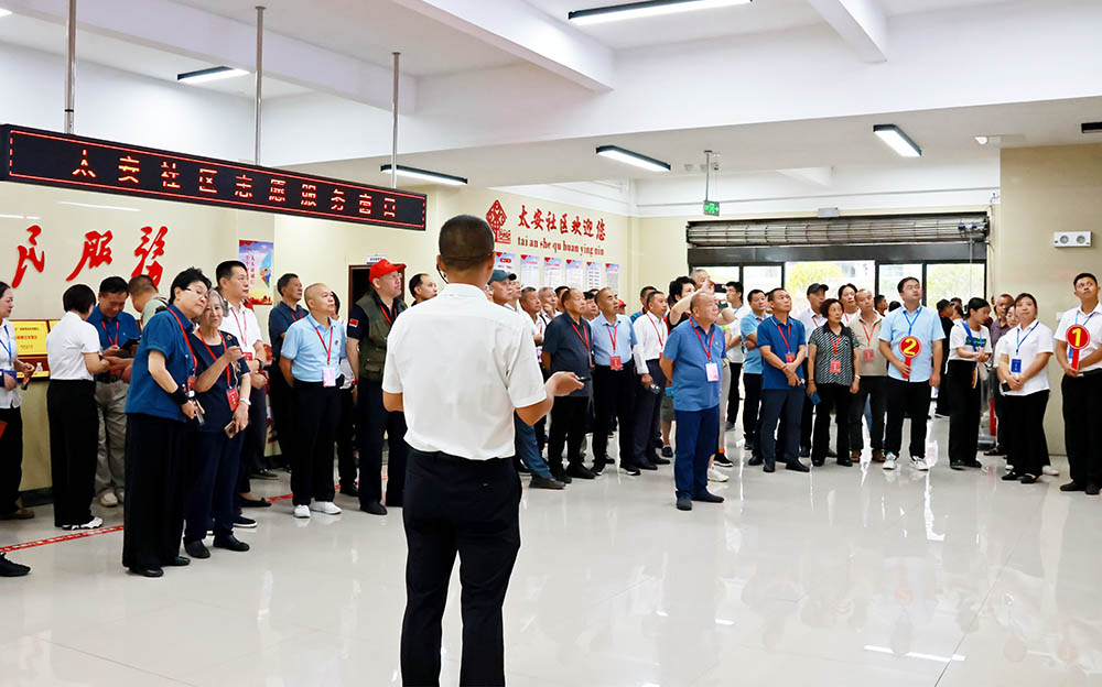 全国易扶后续帮扶现场会在沅陵召开，与会人员参观湖南省最大的易地扶贫搬迁安置区——太安社区。邓浩然摄