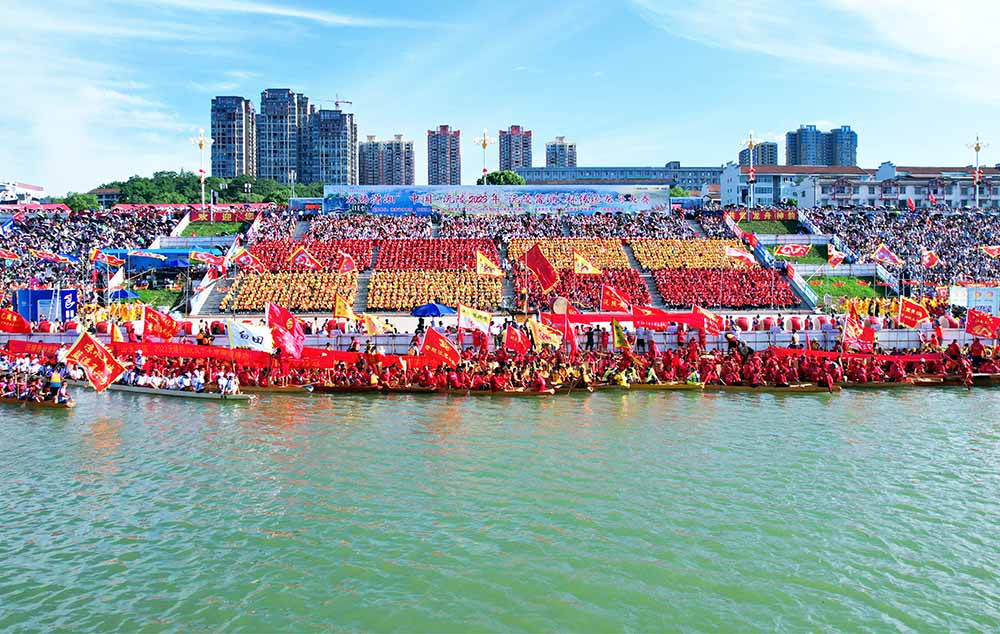 “龙腾潇湘”中国·沅陵2023年“沅陵酱酒”杯传统龙舟大赛。邓浩然摄
